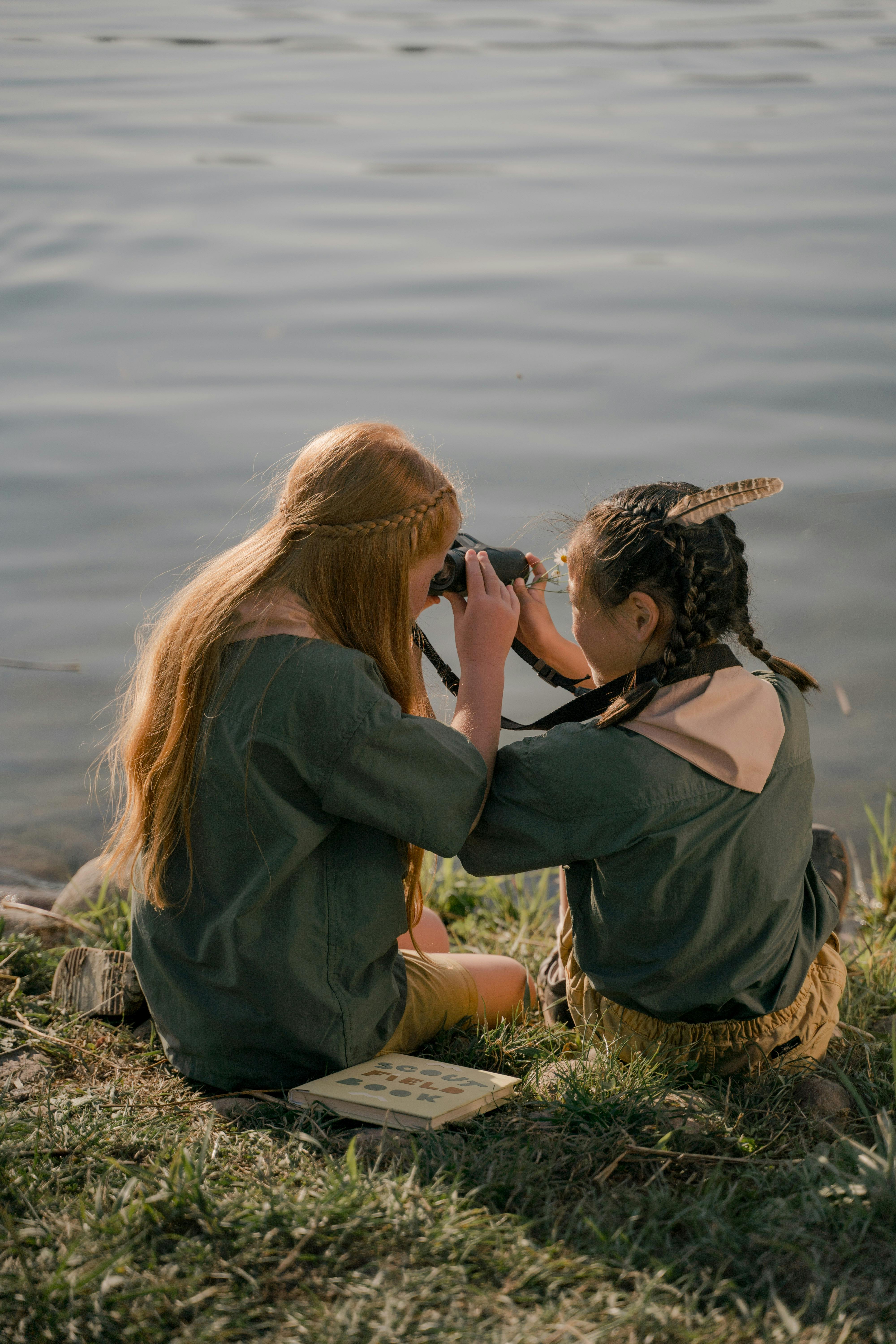 Enfants qui observent la nature aux jumelles